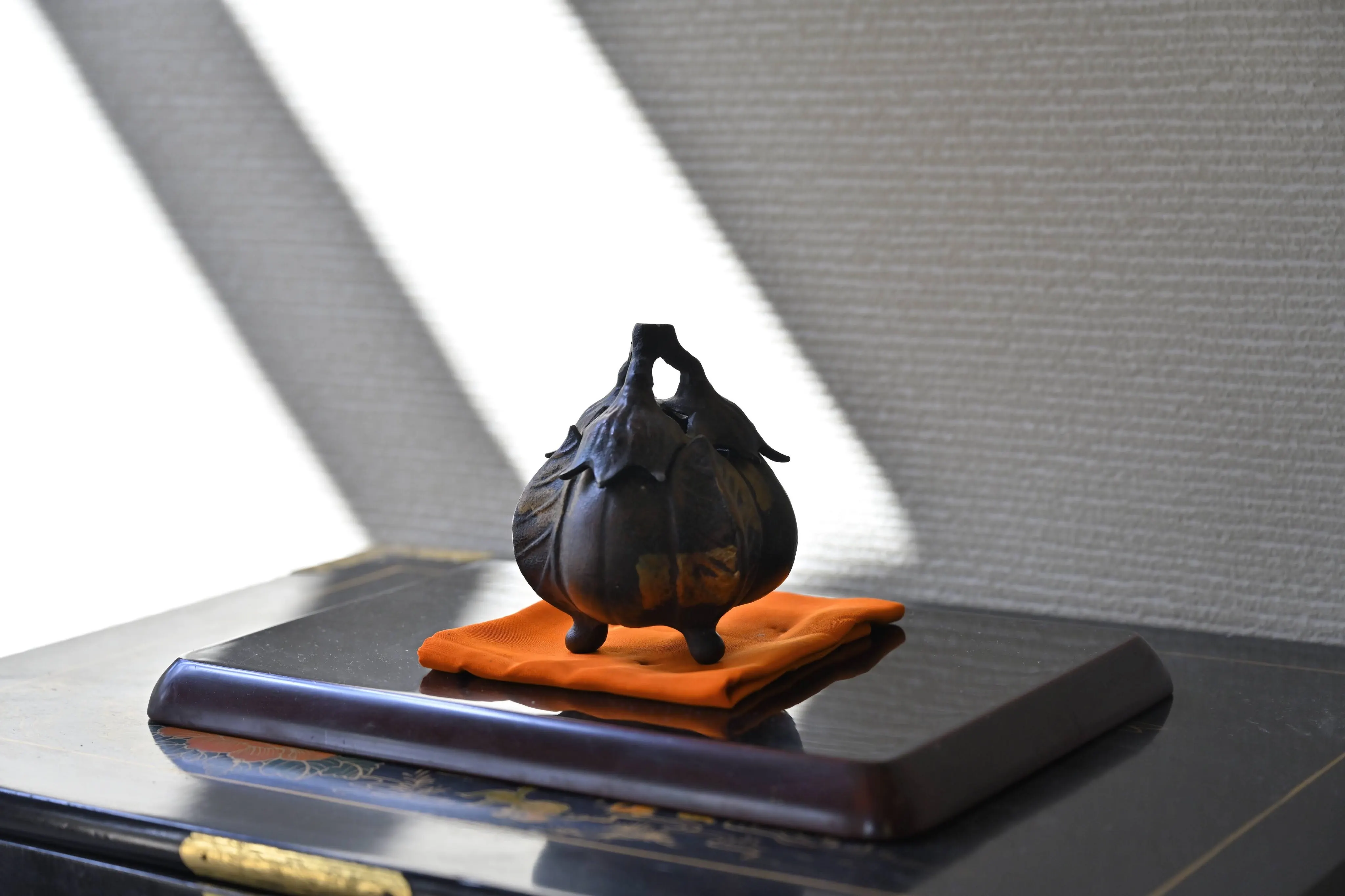 床の間の香炉。室礼は季節ごとに替えます。