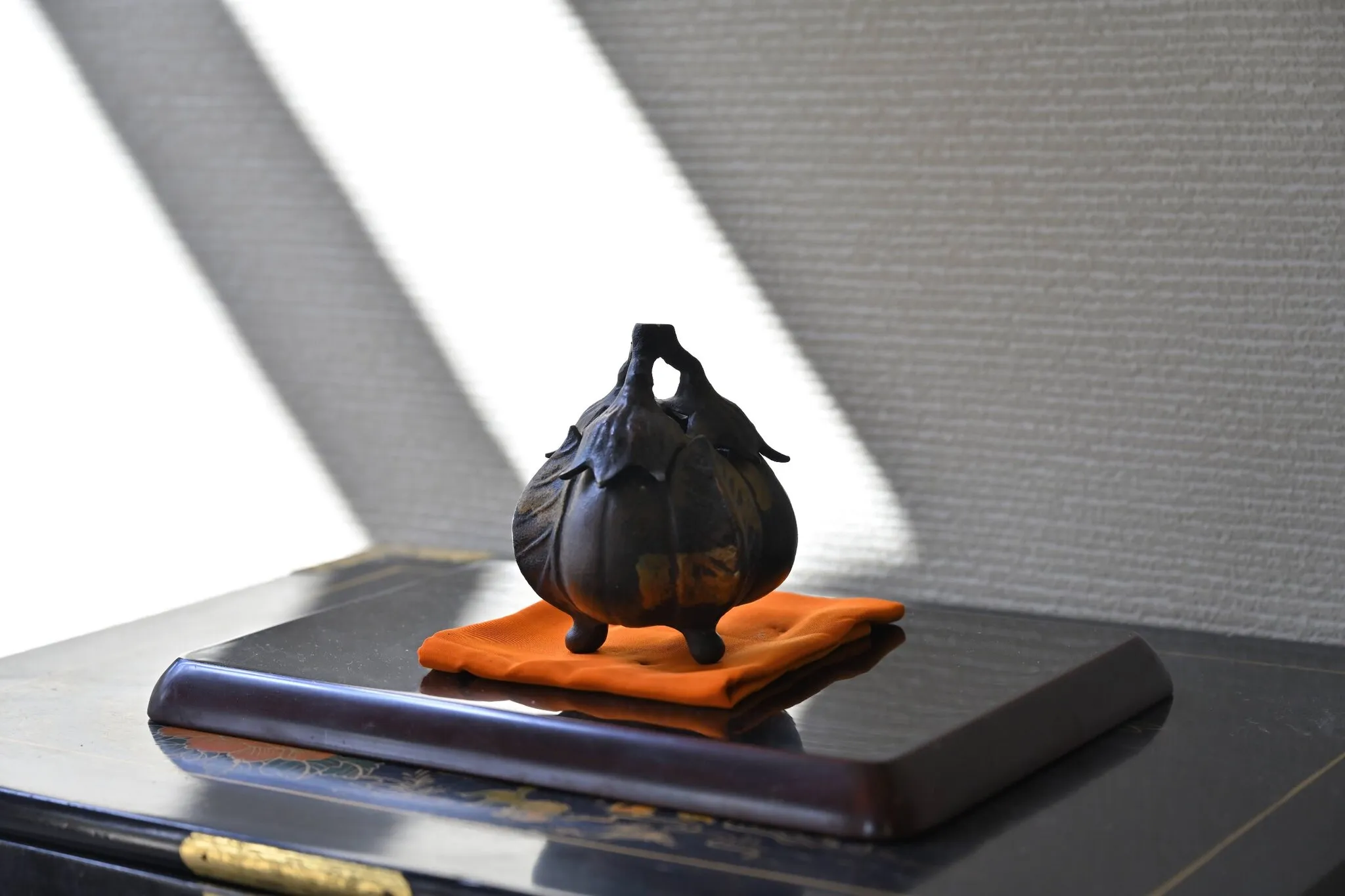 床の間の香炉。室礼は季節ごとに替えます。