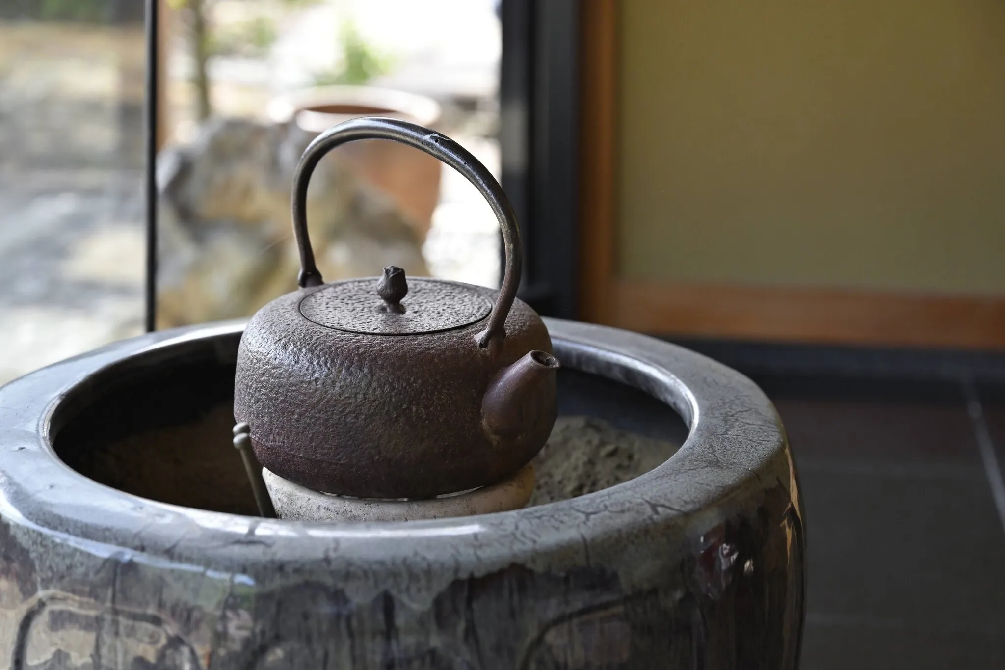 茶寮の頃から、この火にかかっていた鉄瓶。